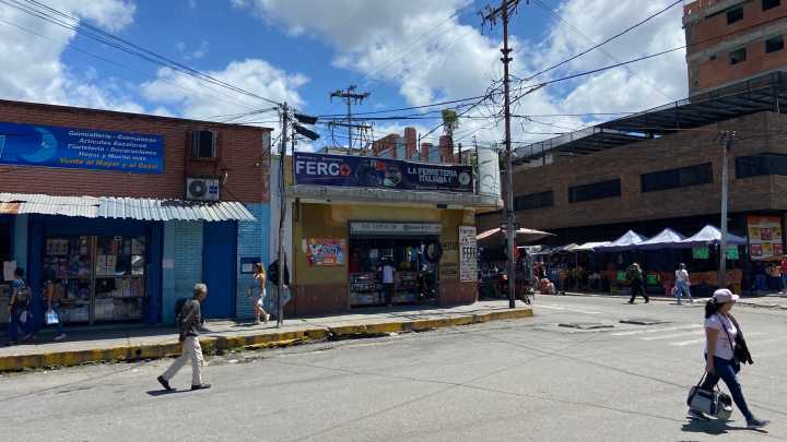 Comerciantes y familias de la carrera 21 de Barquisimeto tienen tres semanas sin luz