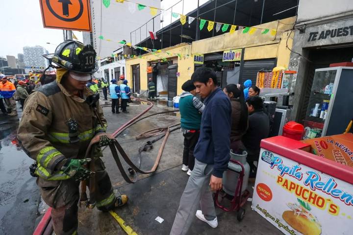 Incendio destruye puestos en galería de artesanías del Cercado de Lima