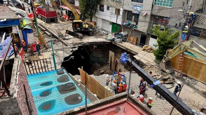 Iztapalapa: ocho familias en la banqueta por el socavón