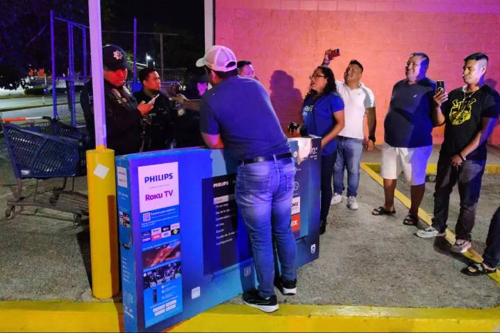 Por error ofertan televisores a 547 pesos en Walmart Carmen y se desata caos entre clientes y personal
