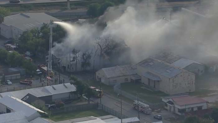 Smoke billows from large building fire near Houston’s Third Ward