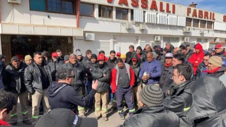 Fábrica clave de la región inicia la semana cerrada en medio de un conflicto laboral