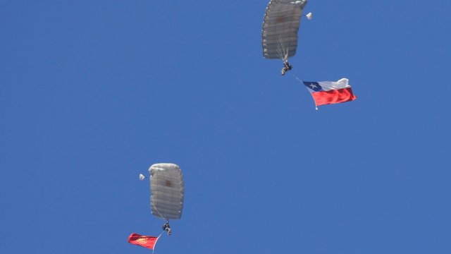 Salto de paracaidistas sorprendió en inicio de la Parada Militar