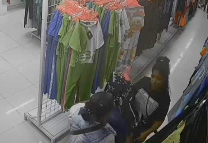 EN VIDEO: Pareja se hace pasar por clientes para robar en local de ropa en el Centro