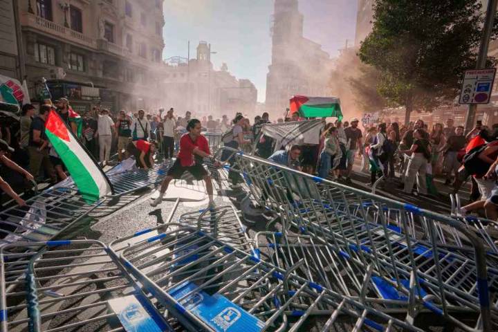 Authorities say over 100,000 at pro-Palestinian protests which forced early end to Spanish Vuelta