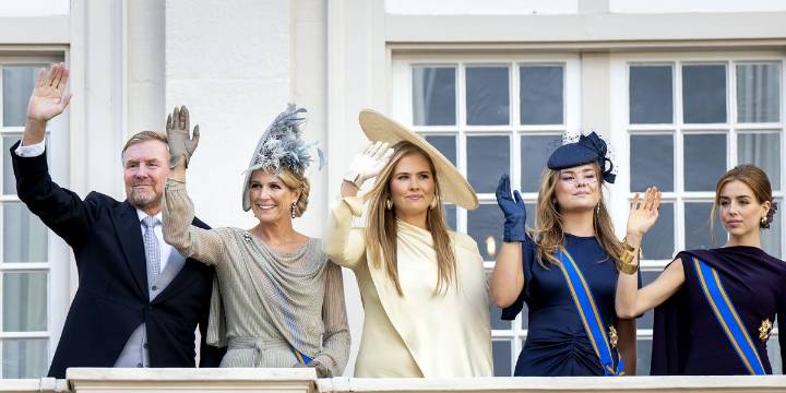 De Victoria Beckham a Zara: así han sido los looks de Máxima de Holanda y sus hijas, las princesas Amalia, Alexia y Ariane en el Día del Príncipe