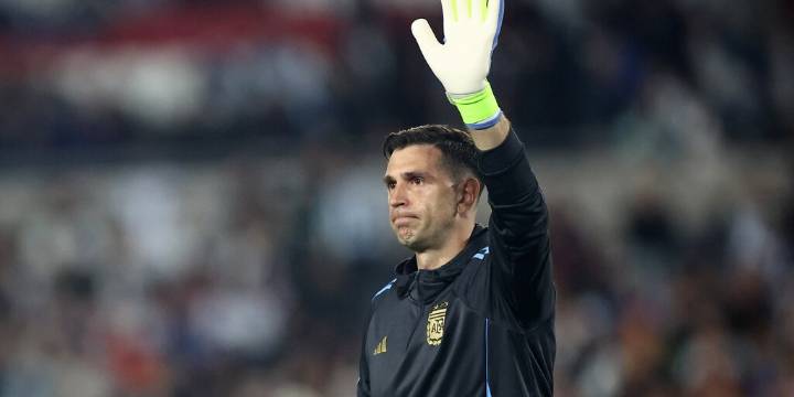 Revelaron por qué colapsó el pase de Dibu Martínez al Manchester United: las razones del tenso clima en Aston Villa