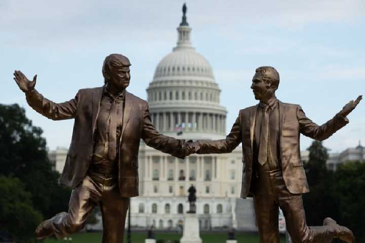 Una Escultura satírica de Trump y Epstein aparece en el centro de Washington