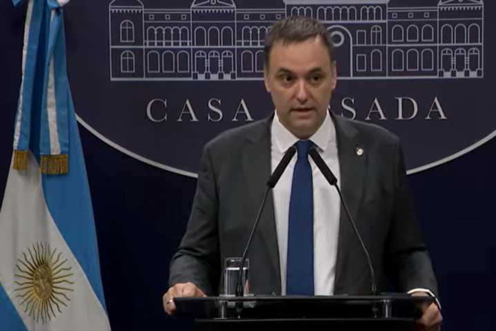“No seas irrespetuoso”. El fuerte enojo de Manuel Adorni con un acreditado de la Casa Rosada