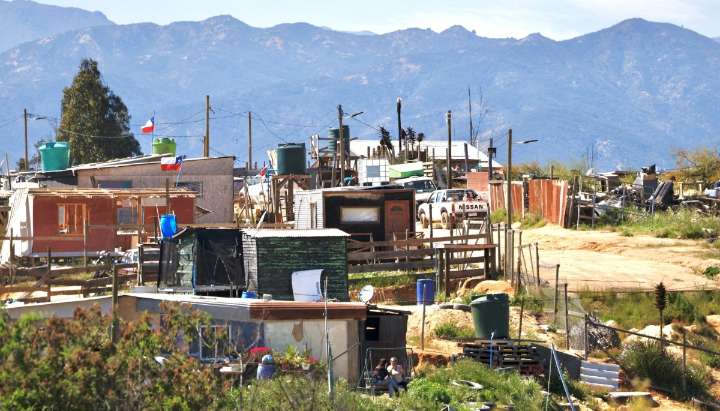 Dan inicio al polémico operativo de desalojo y demolición de la toma Calicheros de Quilpué