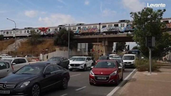 Tren "fantasma" parado en el puente sobre la carretera de Picanya