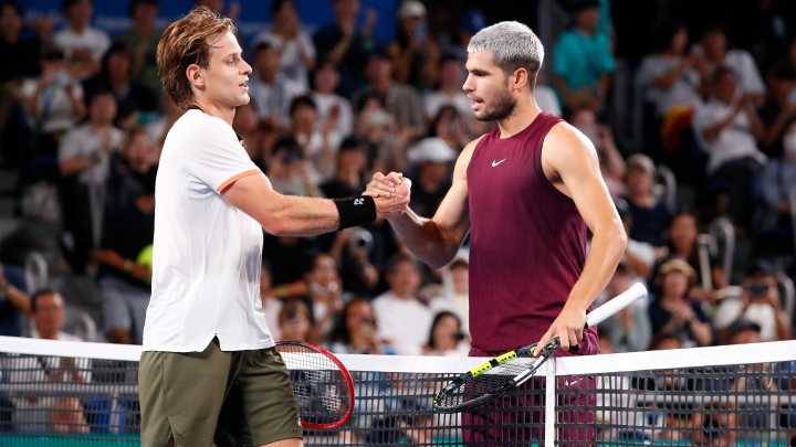 Carlos Alcaraz se olvida del tobillo izquierdo, tumba a Bergs y se sitúa en cuartos en el Abierto de Tokio