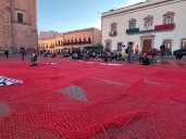 Ciudadanas y ciudadanos se suman a la jornada de tejido en solidaridad al colectivo Sangre de mi Sangre
