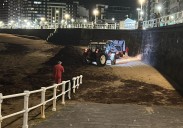 Recogen 30 toneladas de ocle en plena noche en la playa de San Lorenzo de Gijón