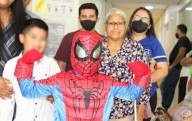 Con traje de Spiderman, Nathan celebra haber vencido la leucemia