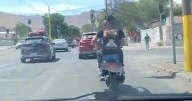 Peligrosa maniobra en motocicleta en Copiapó genera preocupación por falta de elementos de seguridad