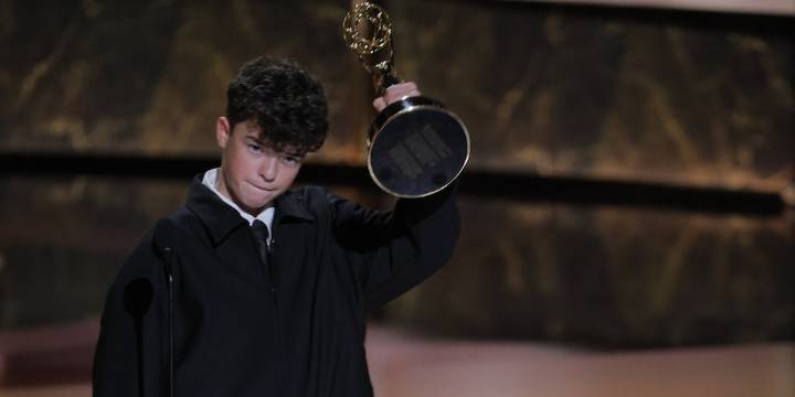 Owen Cooper de “Adolescencia” hace historia en los Emmy al convertirse en el actor de reparto más joven en ganar el premio