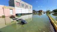 Brotan aguas negras en Urbi Villas por problemas añejos; colonos están desesperados