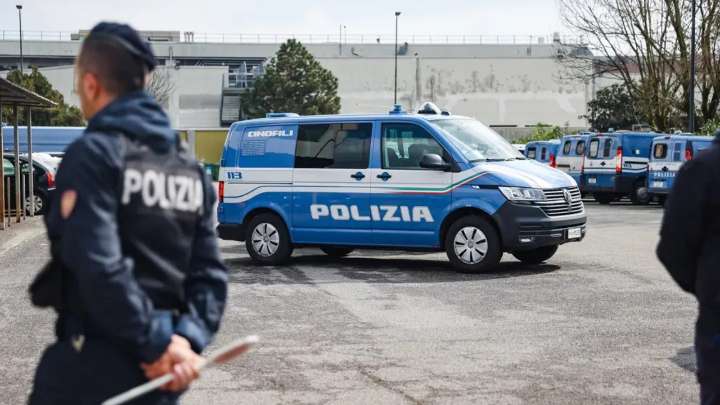Un hombre se lanza desde 20 metros para suicidarse y cae sobre una mujer matándola