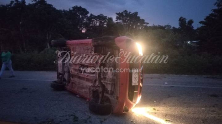 Aparatosa volcadura en el periférico Buctzotz-Tizimín; ocupantes huyeron del lugar