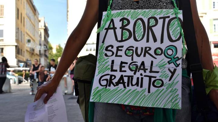 Dos años y medio después de la reforma de la ley del aborto, el 80% de las interrupciones siguen haciéndose en clínicas privadas