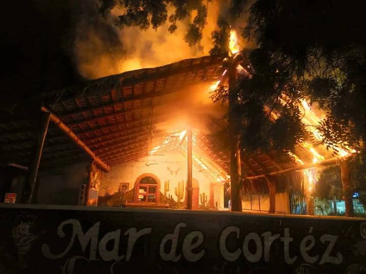 Se incendia palapa en el centro de La Paz