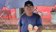 Luis Alonso preserva el oficio de la nieve de garrafa que aprendiera de sus suegros en Cacalotán