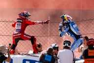Alex Márquez lo borda en Montmeló y retrasa el 'alirón' de su hermano Marc