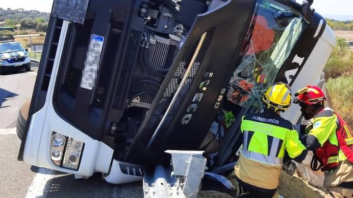 Muere un joven y un herido crítico tras la colisión de un camión y un turismo