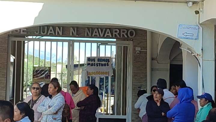 Padres de familia protestan y piden más docentes para Telesecundaria en Puebla