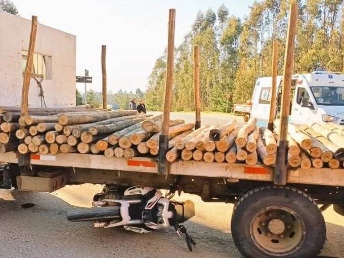 Tragedia carretera en El Tabo: dos fallecidos deja violenta colisión entre un camión y una moto
