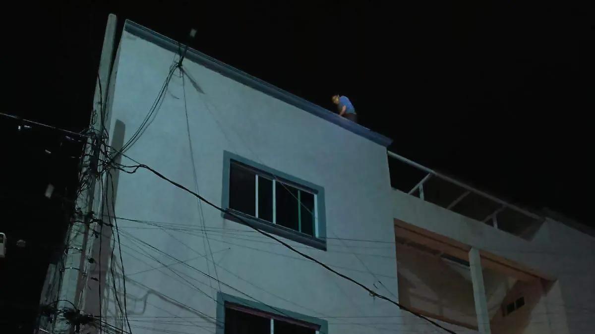 Policía y bomberos intervienen para salvar a hombre que intentaba arrojarse desde azotea en la colonia Peñitas
