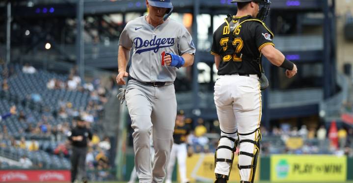 Will Smith exits game early with hand contusion