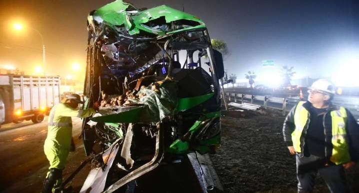 Panamericana Sur: tráiler invade carriles y embiste a bus turístico tras presunta falla mecánica