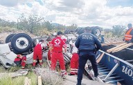Vuelca trailero y muere prensado
