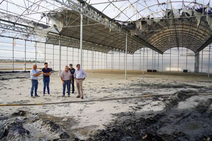 Extinguido el incendio en una nave de El Ejido que ha arrasado dos hectáreas