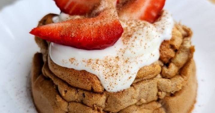 Mirá que fácil es hacer esta mini torta nube de cacao para un desayuno liviano y sin harinas