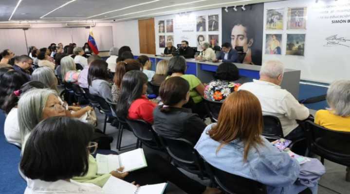 Docentes participan en ciclo formativo para iniciar nuevo año escolar