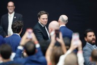 Donald Trump y Elon Musk se reencuentran y se dan la mano en el funeral de Charlie Kirk