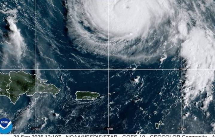 Huracán Humberto se intensifica y avanza en el Atlántico