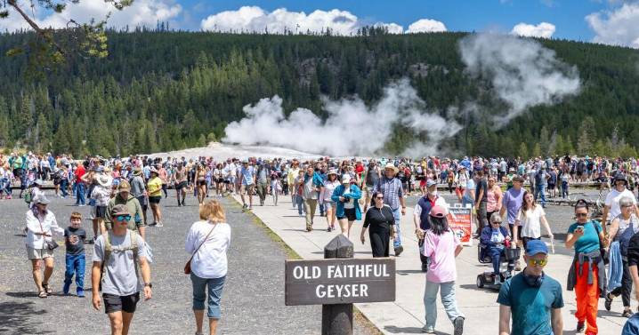 Visitors to Yellowstone slow to make overnight reservations