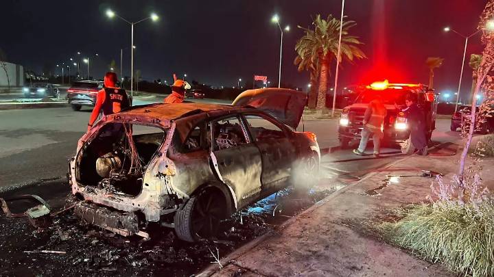 Conductor logra salir de su carro antes de que se incendiara