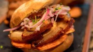 Peruanos consumen más de 3,000 toneladas de chicharrón al mes: ¿Cómo se mueve este millonario mercado?