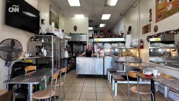 Miedo, golpe económico, incertidumbre como en la pandemia: las redadas de ICE empañan el futuro de migrantes latinos