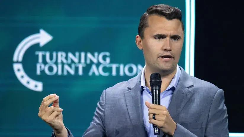 Comentarista Charlie Kirk, aliado de Trump, recibe un disparo en una universidad de EE.UU.