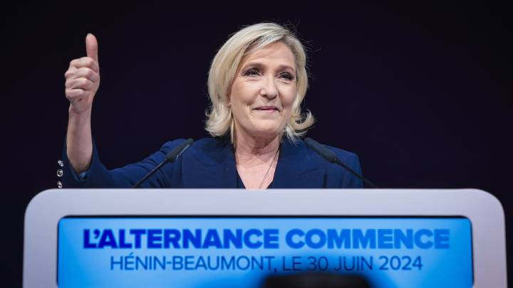 Le Pen da por finiquitado el gobierno de Bayrou y prepara a su partido para elecciones en Francia