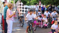 Niñas y niños llenan de alegría el Parque de los Leones en jornada ciclista infantil, en Escuinapa