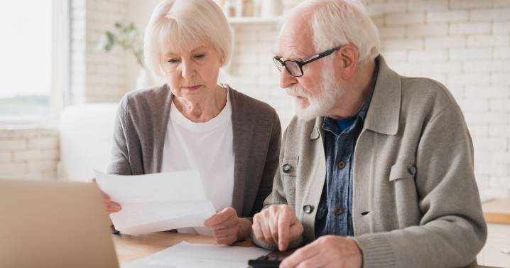 Elderly people to receive winter heating payment in November
