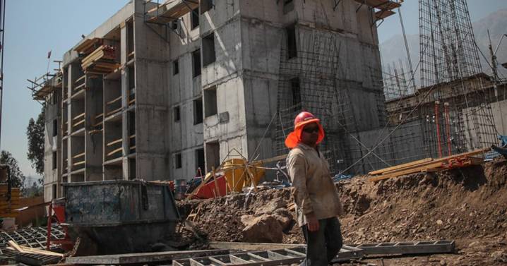 Minvu descarta deudas con constructores de viviendas sociales y señala que el “Plan de Emergencia Habitacional sigue en marcha”