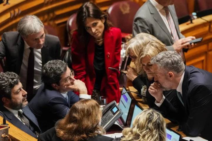 Portugal's parliament approves amended foreigners' law with far right support